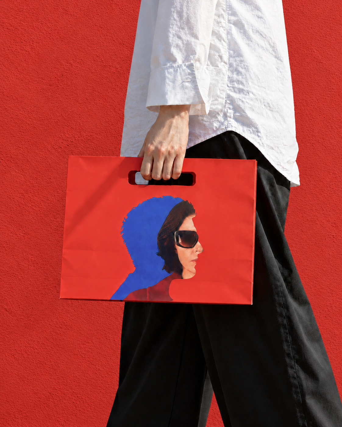 Bolso rojo frente a pared roja